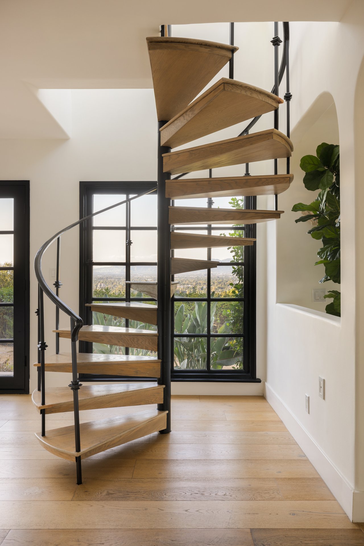 3646 Sunswept Dr, Studio City