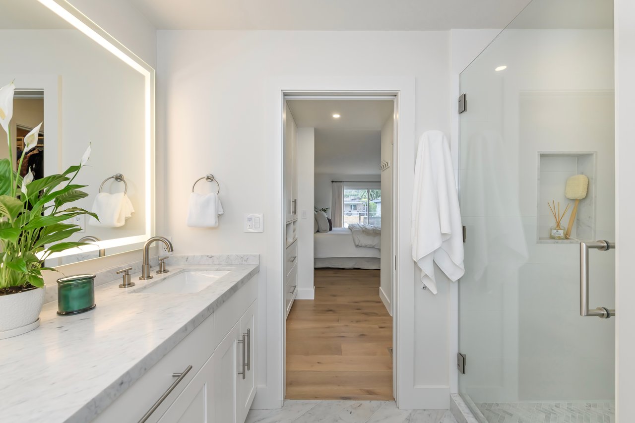 Refined Single-Level Waterfront Retreat