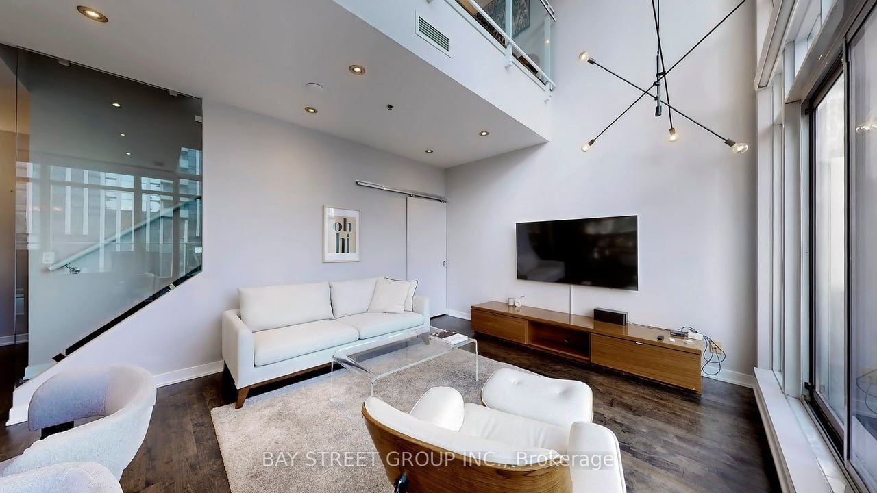 STUNNING SUNNY PENTHOUSE