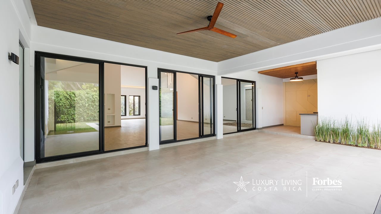 21468 - Remodeled 1-level house, 4 bedrooms, pool, terrace and garden