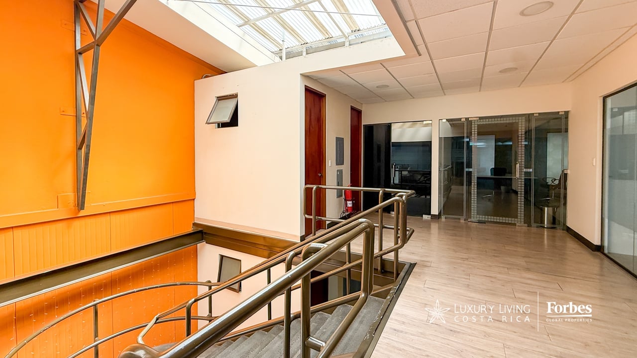 21581 - 3-Story Office/Warehouse with Easy Access to Route 27 in Guachipelin, Escazú