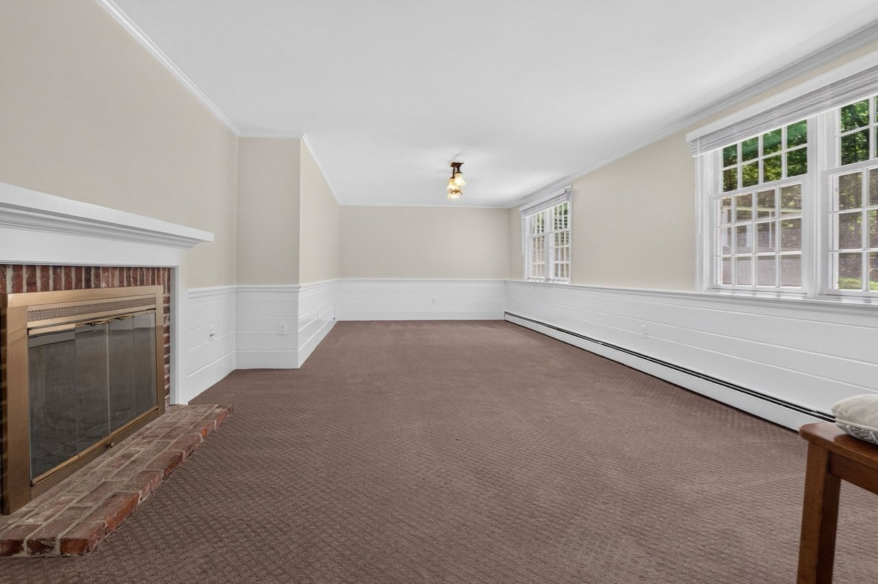 96 Draper Rd, Wayland