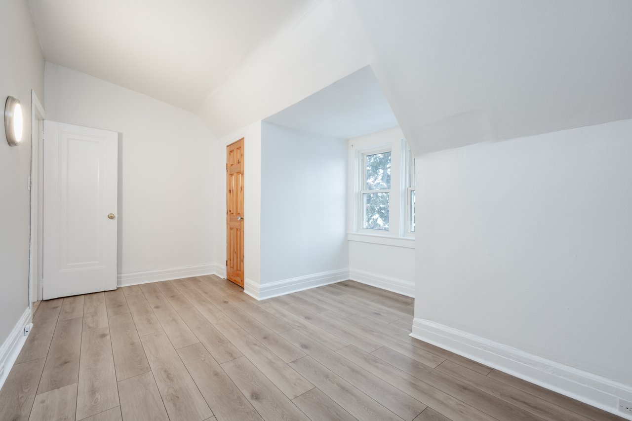 15 Indian Rd Cres #Upper