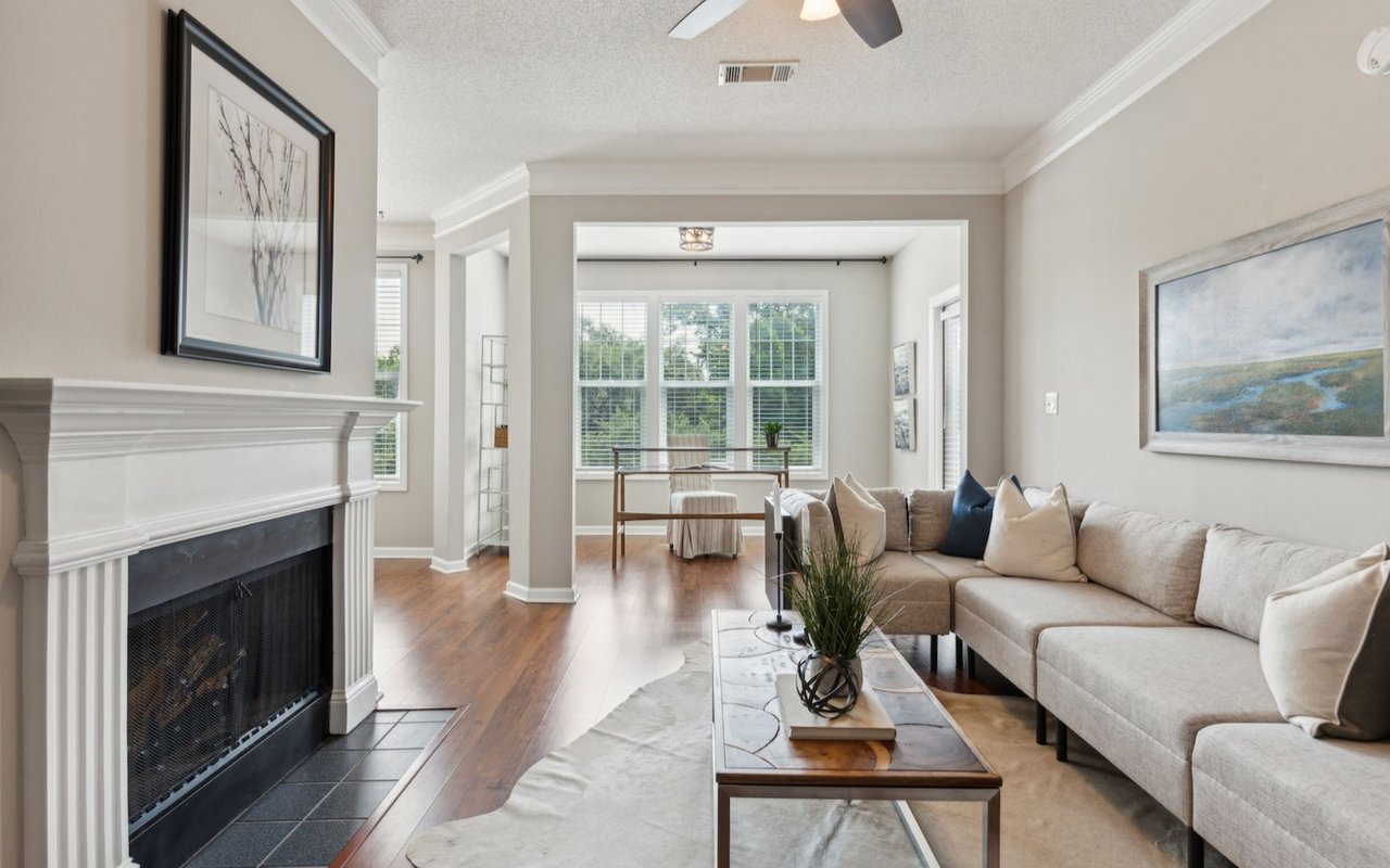 Bright and Airy Condominium – 1631 Chatelain Way
