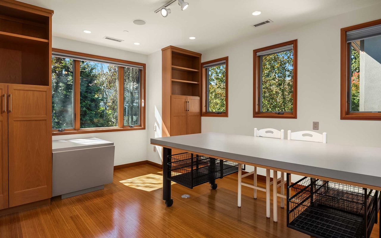 Northwest Contemporary Style on Mercer Island’s Cherished North End