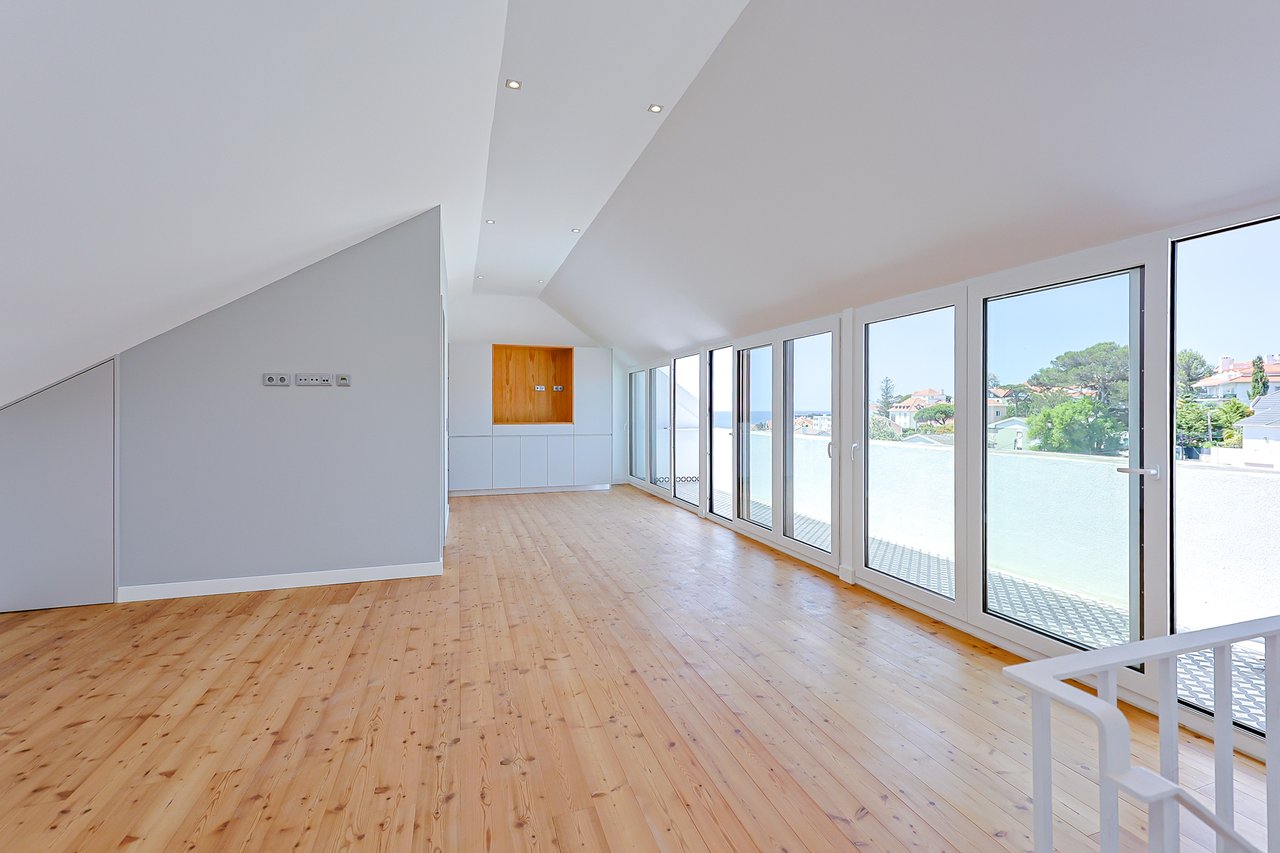 3 Bedroom Duplex with Sea View, Balcony & Private Lift in Monte Estoril