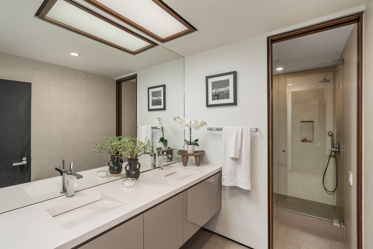  A Beverly Hills Architectural Masterpiece – Where Modern Luxury Meets Timeless Elegance