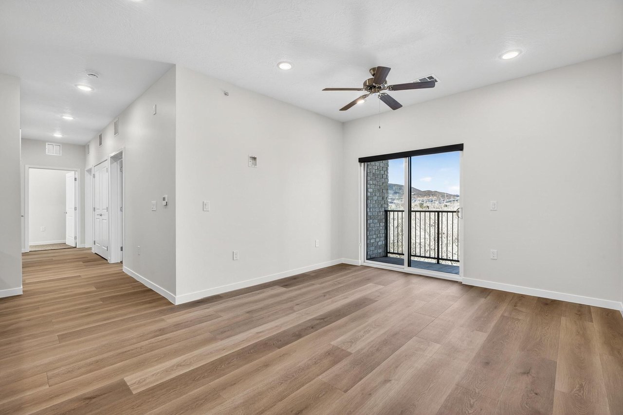 983 W State St B-303