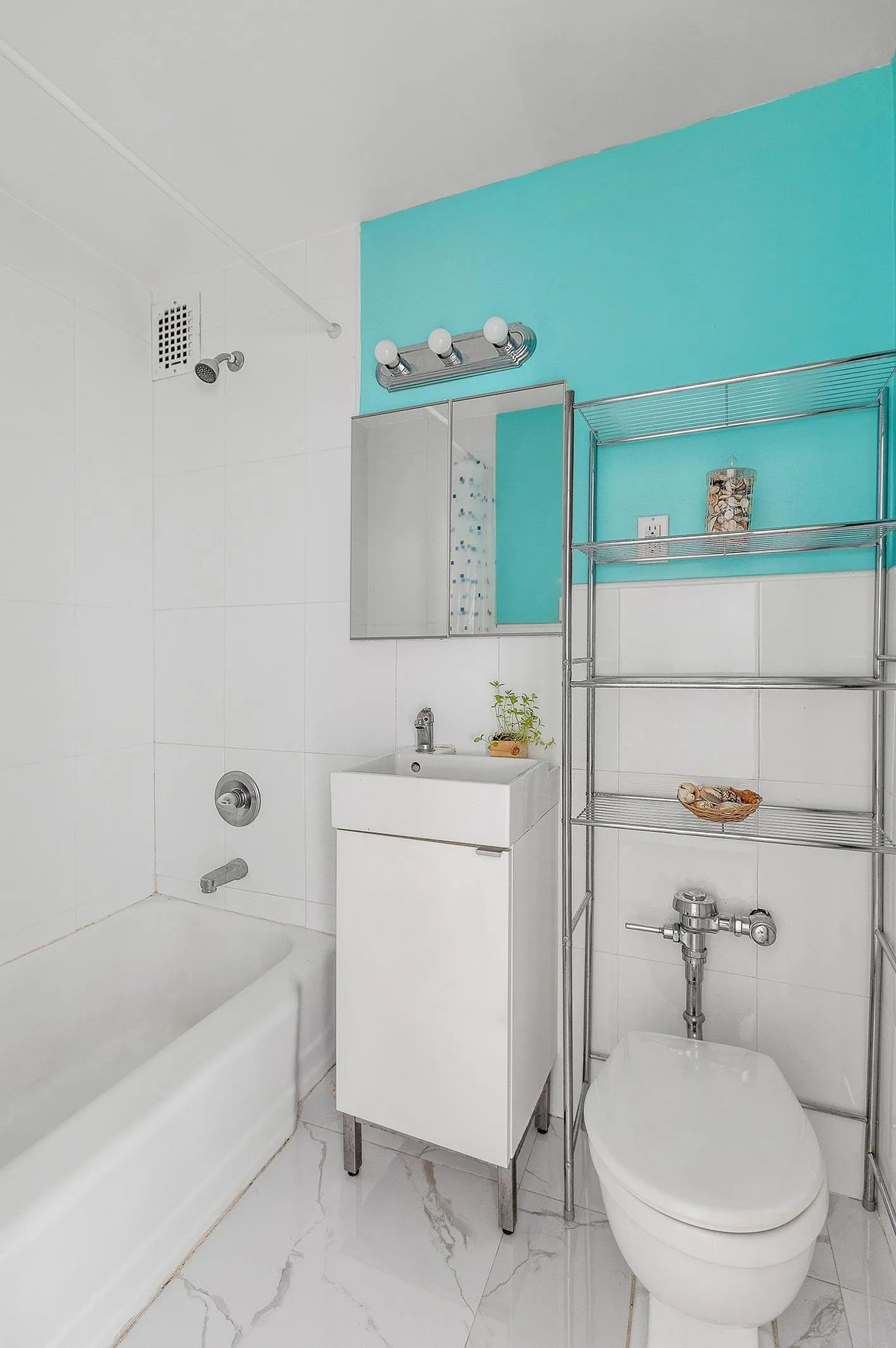 229 E 28th St #5C