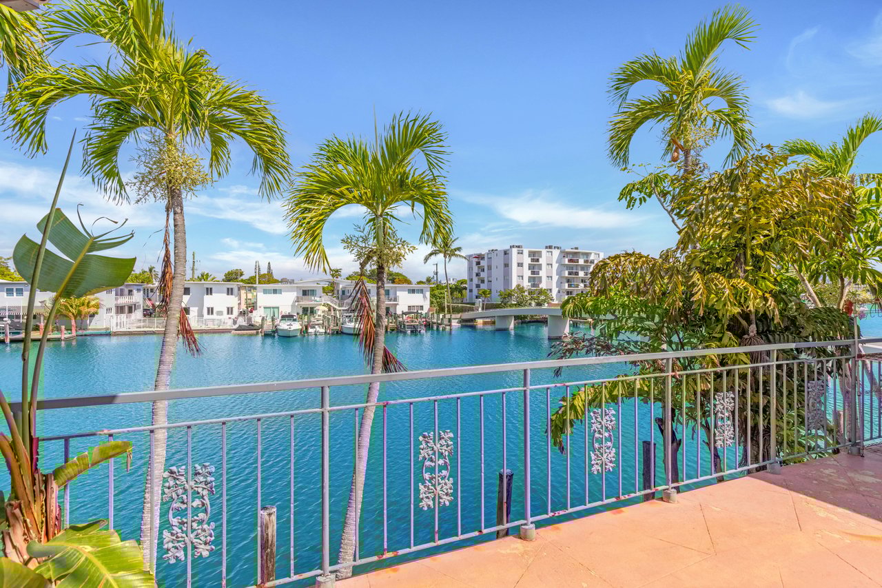 🌊 Waterfront One-Bedroom with Balcony – Miami Beach Lifestyle!