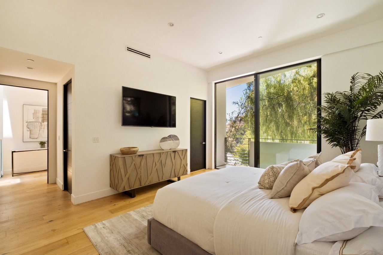 1516 Forest Knoll Dr, Sunset Strip