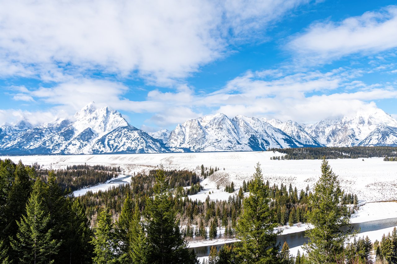 View of luxury homes in Jackson Hole, WY, surrounded by stunning mountain landscapes, highlighting the 2025 real estate market trends.