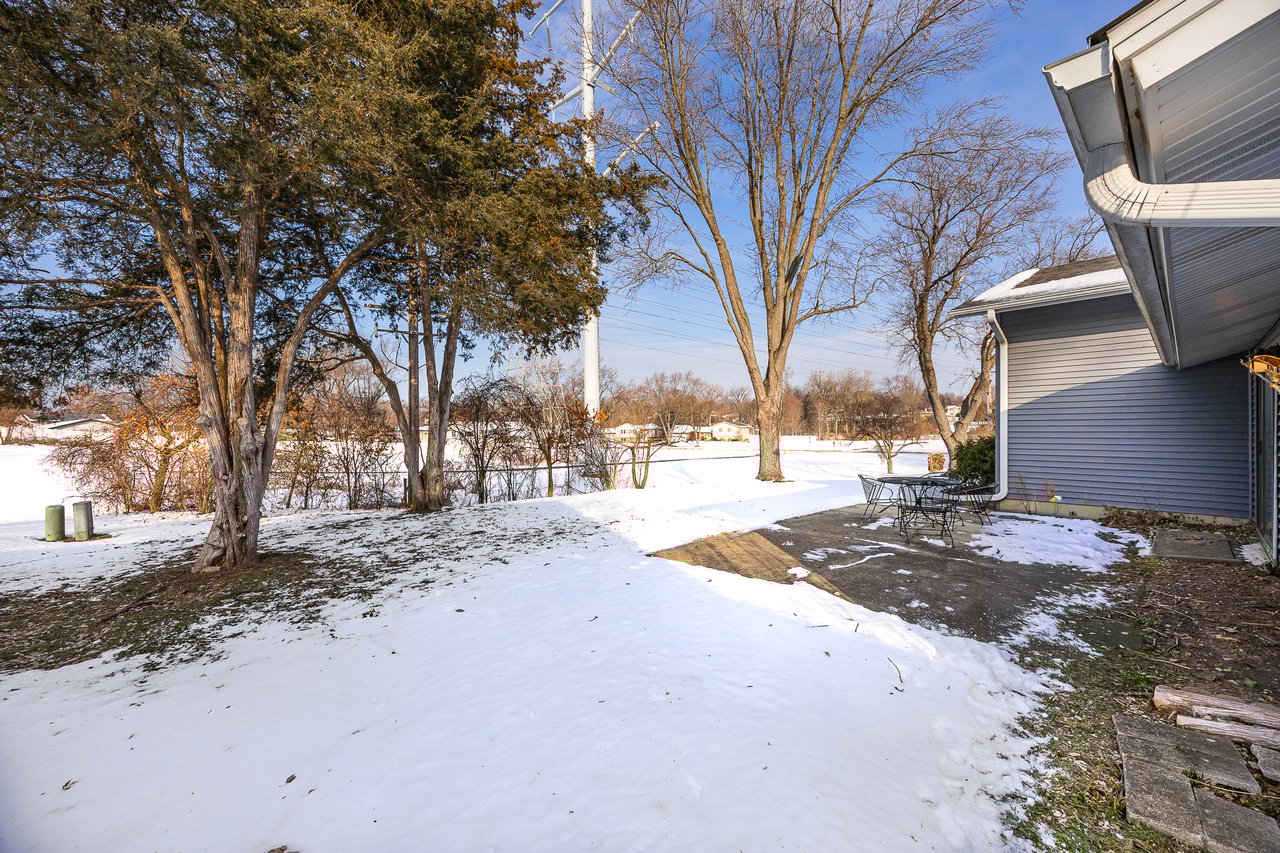 6308 MacArthur Dr, Woodridge