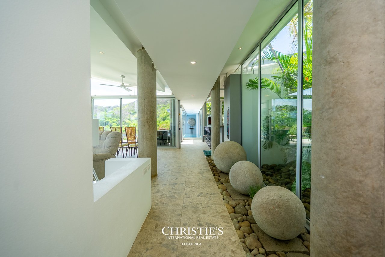 Casa Holmes: Award-Winning Glass House with Ocean Views