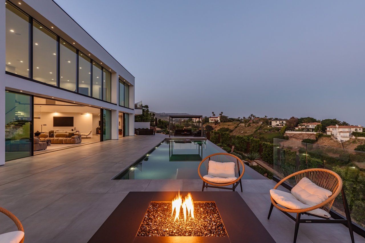6156 Zumirez Dr