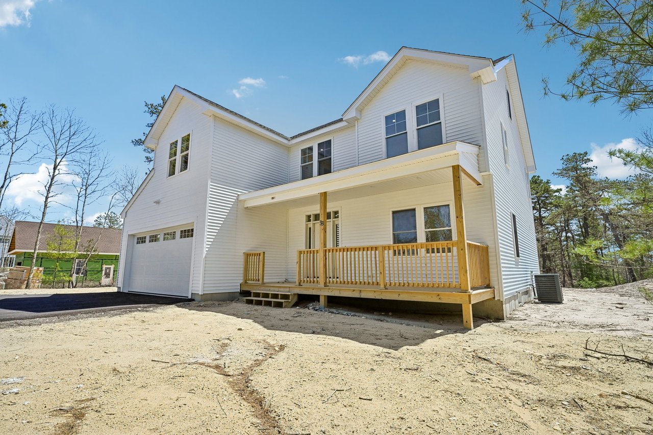 33 Seabiscuit Dr, Plymouth, MA 02360