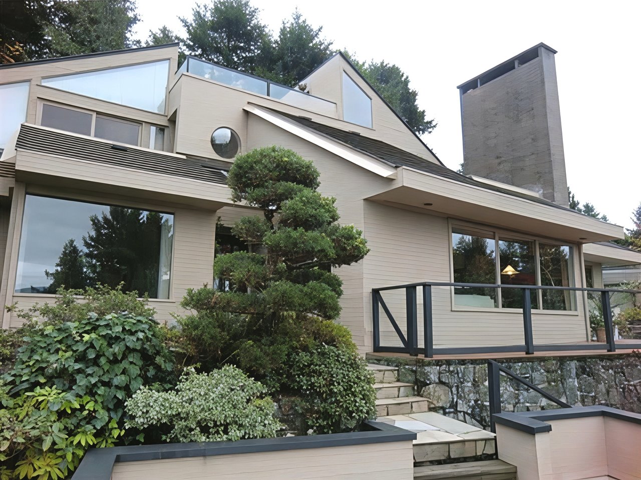 6242 St. Georges Cres
