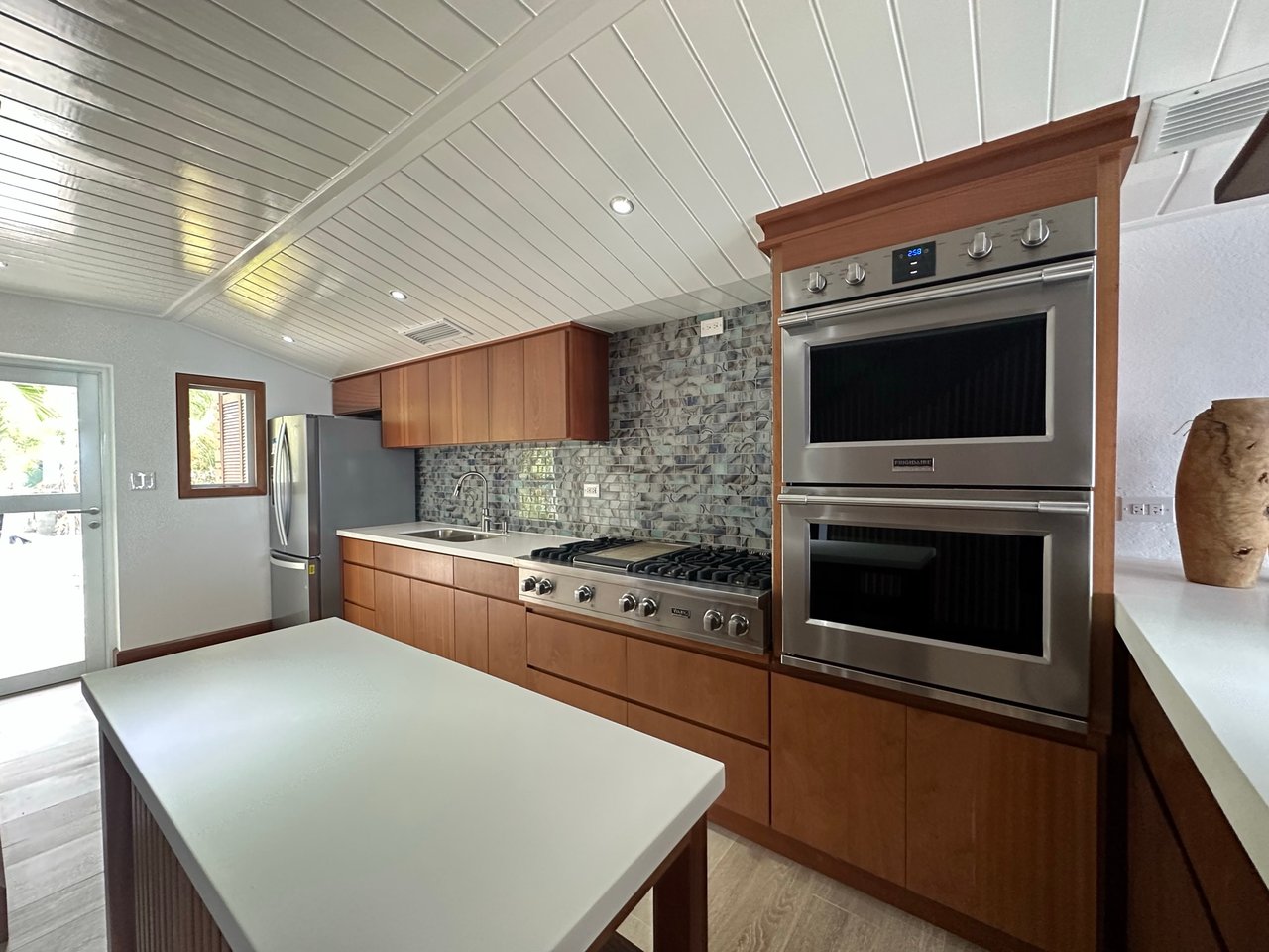 1109 Pieces of 8-Luxury Condo