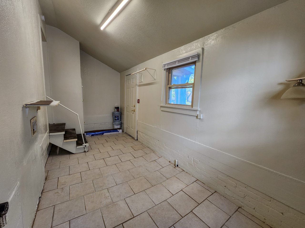 1002 Overland Ct