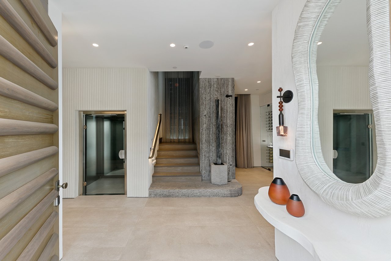 938 Palisades Beach Rd