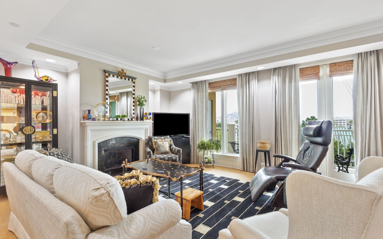 Luxury Downtown Condo – 4002 Old Bridgeview Lane
