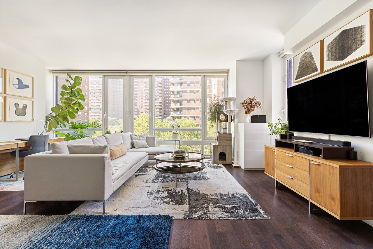 Chic Corner unit in Chelsea