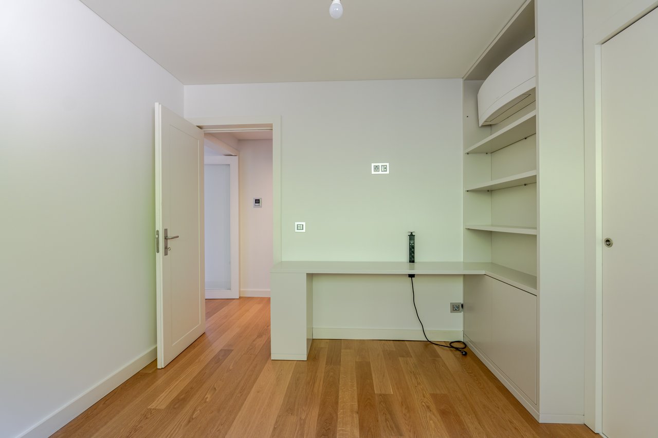 Sophisticated Three-Bedroom Apartment in Porto
