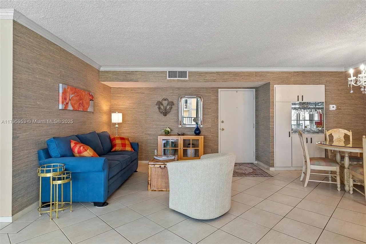 1239 Hillsboro Mile Apt 203