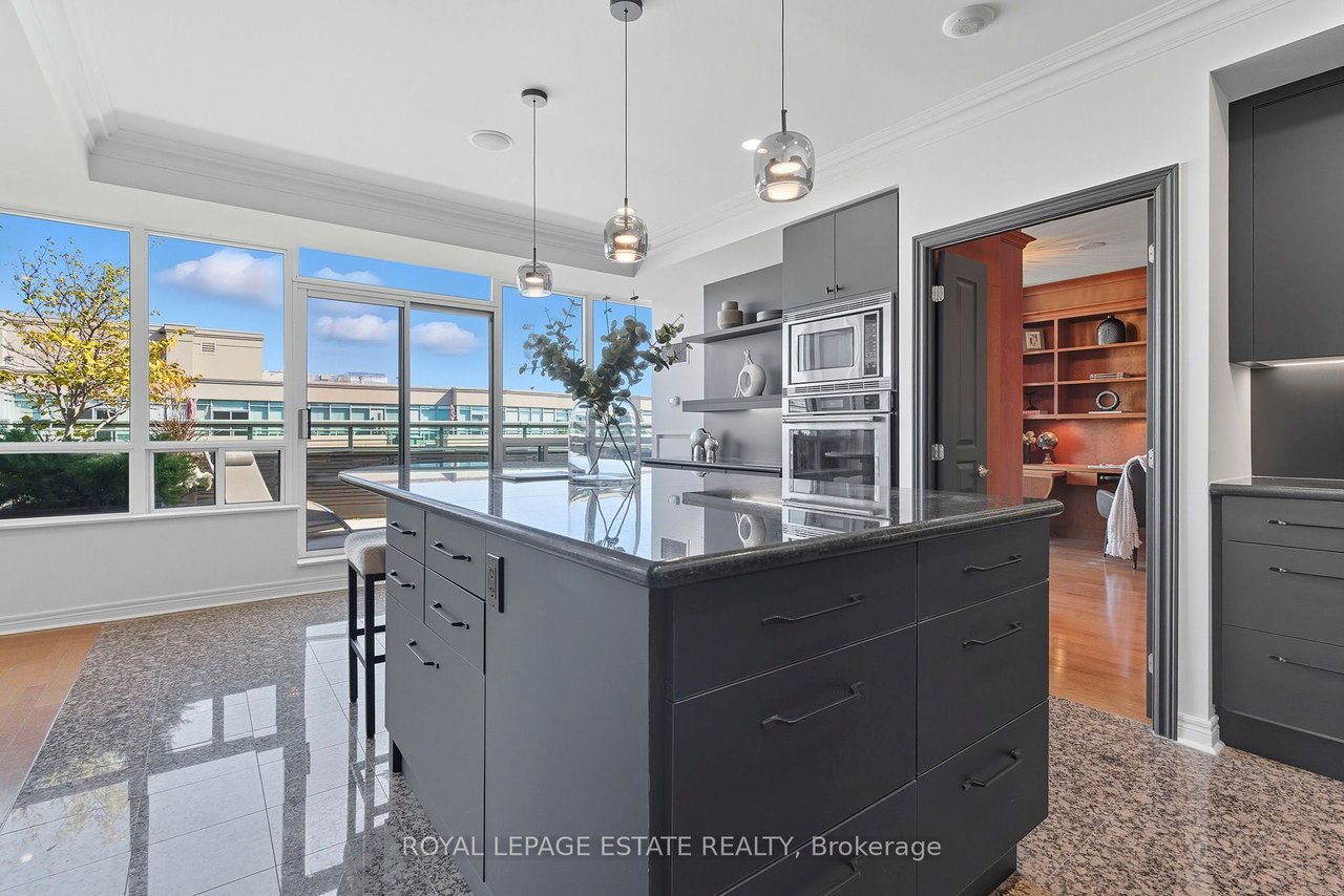 PENTHOUSE MADE FOR WATERFRONT LIVING