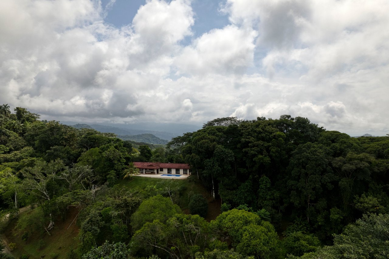 OCEAN AND MOUNTAIN VIEW 3 BEDROOM HOME WITH POOL IN LAGUNAS