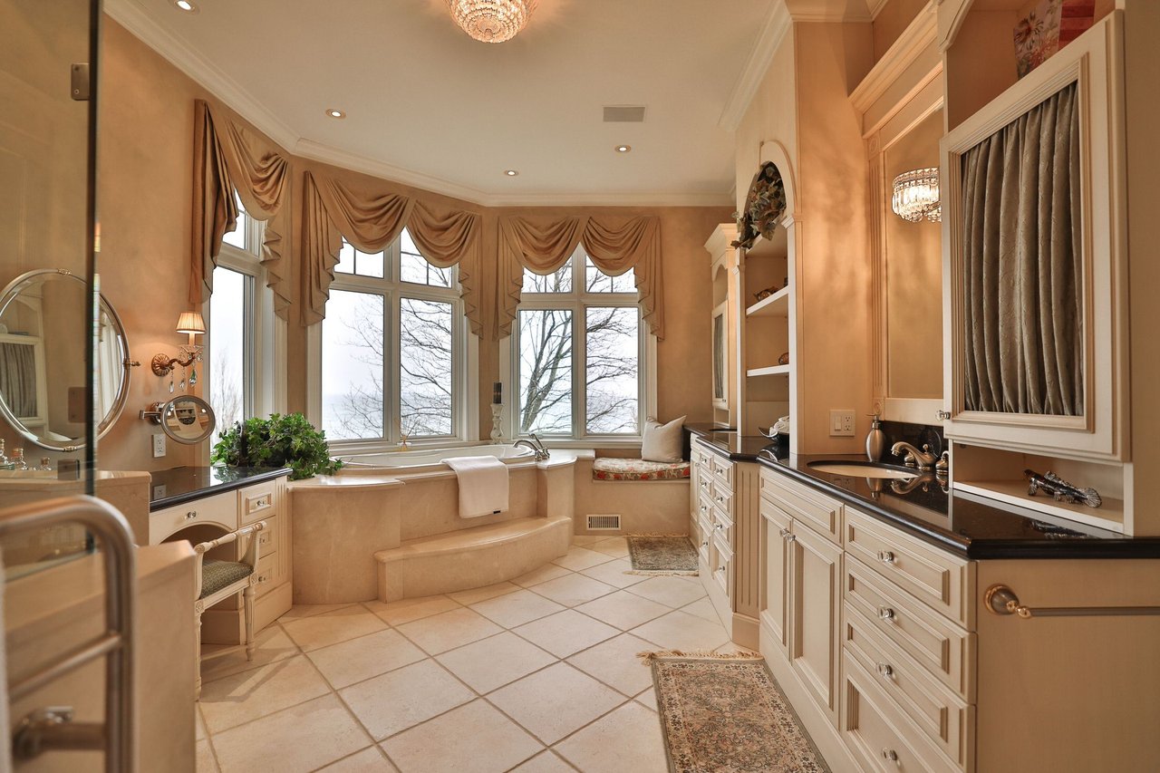 872 Whittier Cres