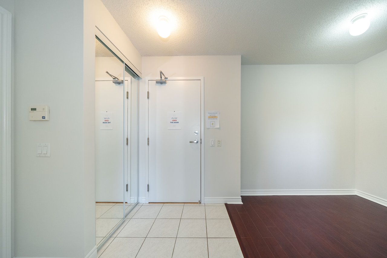 9015 Leslie Street, 807