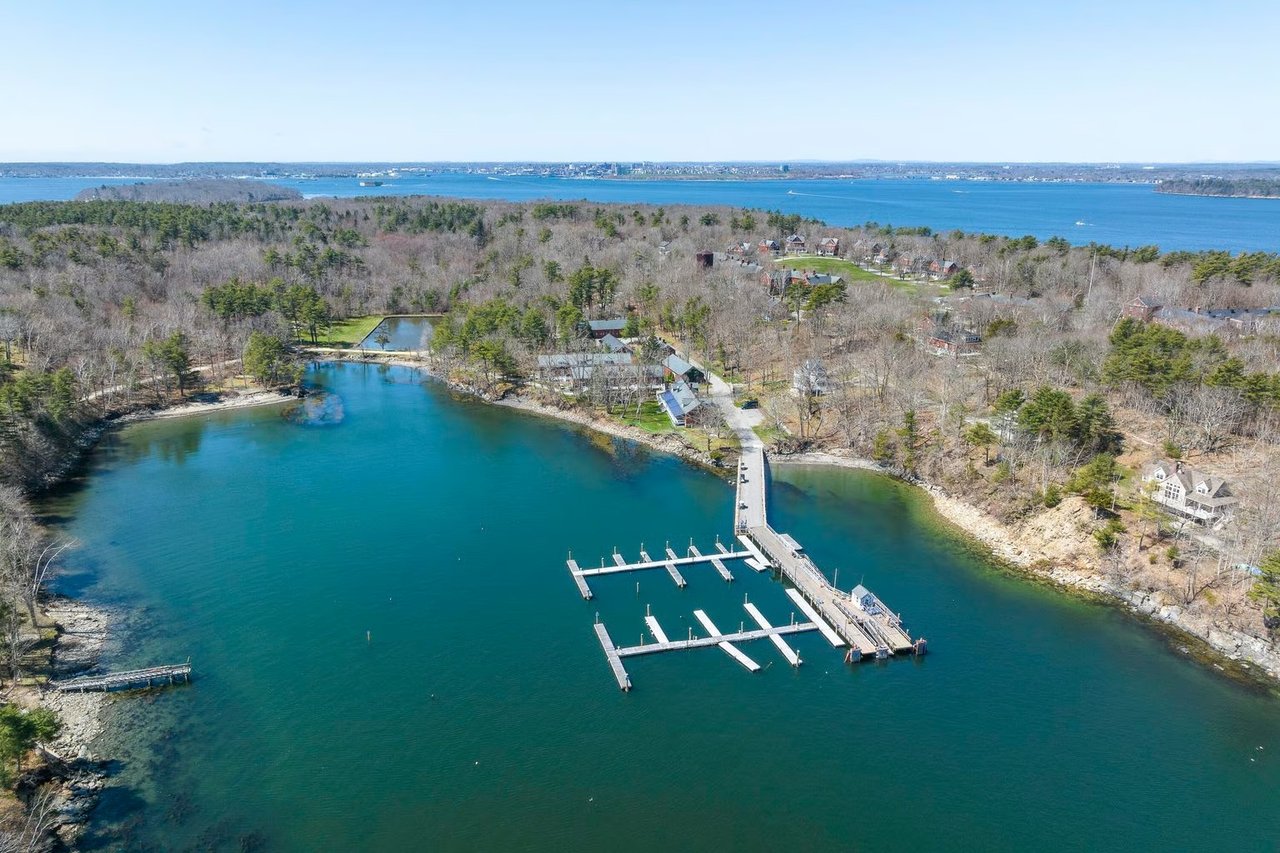 Island Living at 6 Quartermaster Court