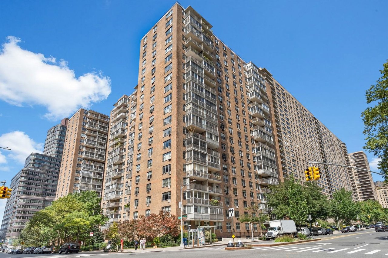 303 W 66th St Apt 9LW