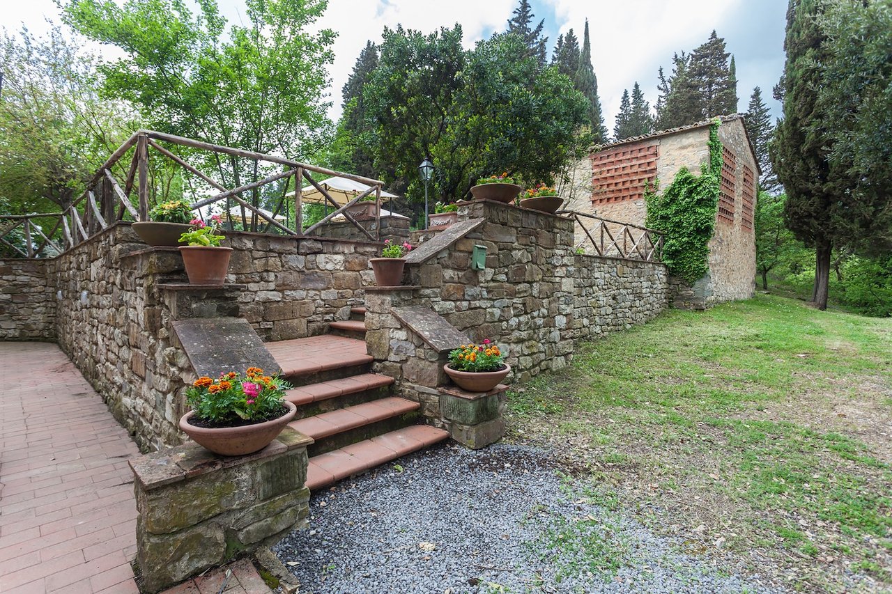 High End Country Villa With Apartments