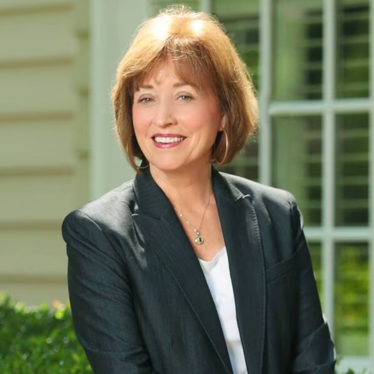 Alice Battle Huntsville, AL Real Estate Agent Headshot