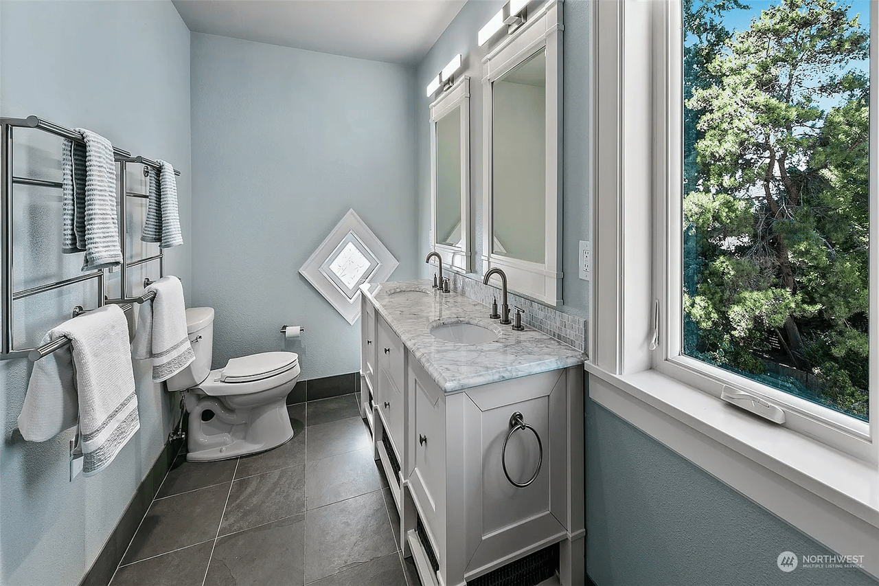 5529 Kenwood Place N