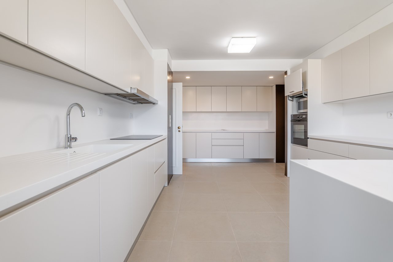 Luxury 5-Bedroom Apartment with Balcony & Private Garage in Foz do Douro, Porto