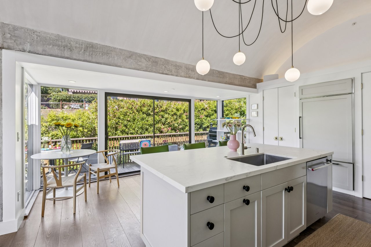 Stylish and Chic Upper Unit