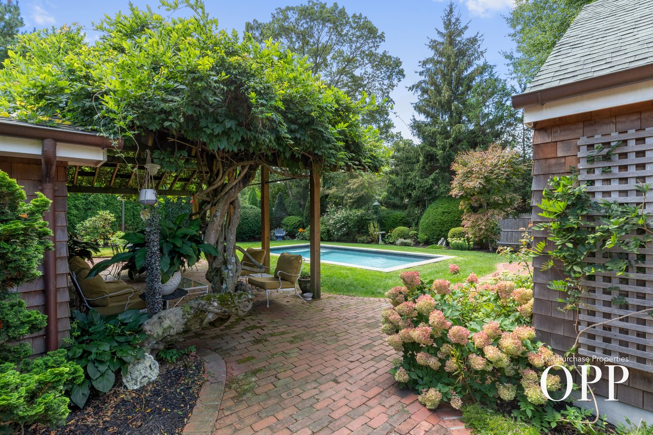 CEDAR-SHINGLED BEAUTY WITH POOL