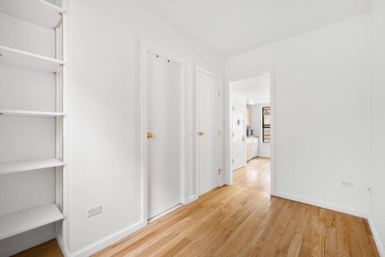 222 W 16th St - Building