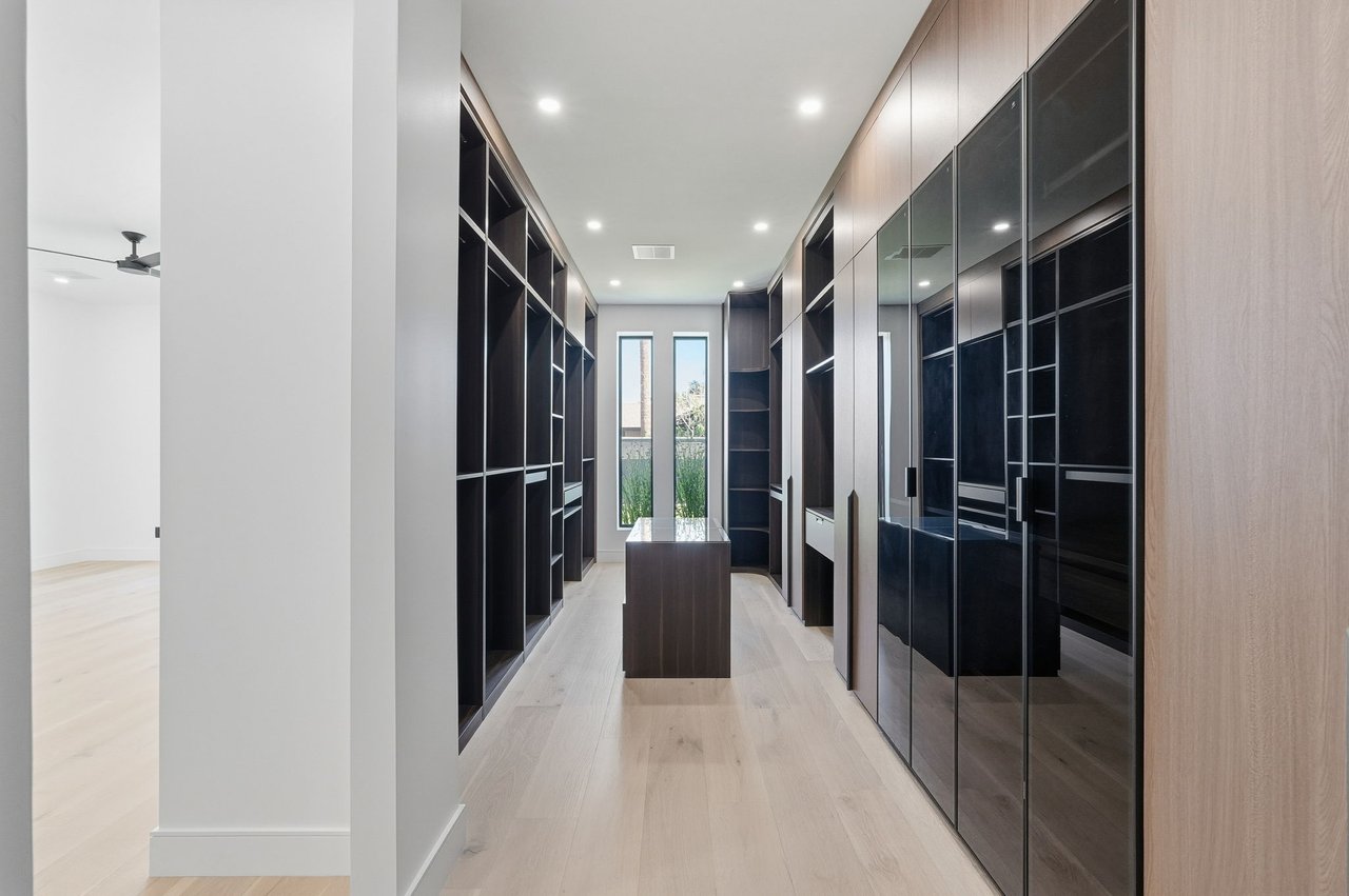 3106 N VALENCIA Lane