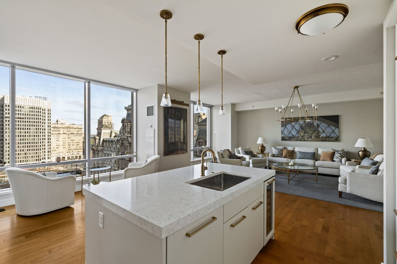 HUGE Living, Dining & Kitchen Open plan, City Hall Views