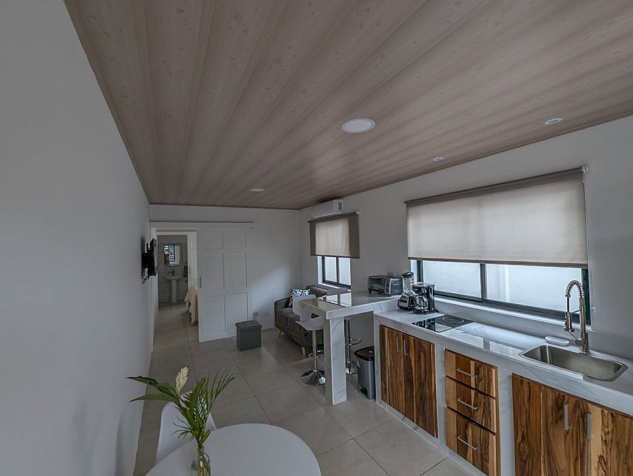 A House With An Upper Live-In Suite & Two Fully Serviced Downstairs Rental Apartments Less Than 1 km From The Entrance to Marino Ballena National Park