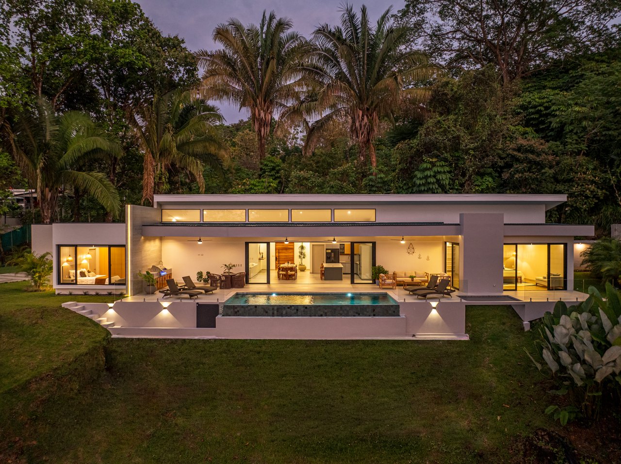 Casa Iguana – 4-Bedroom Tropical Retreat