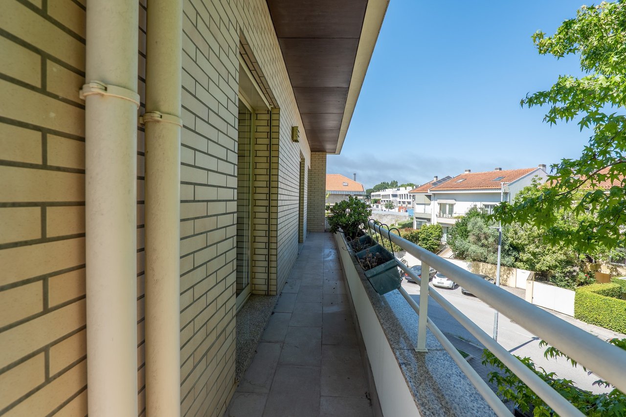 Spacious and Bright 4-Bedroom Apartment for Rent Near Colégio do Rosário
