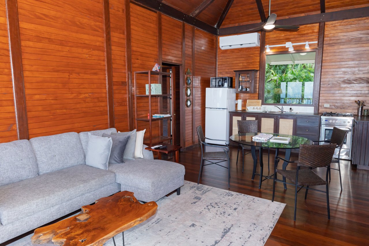1105 Villa Botanica