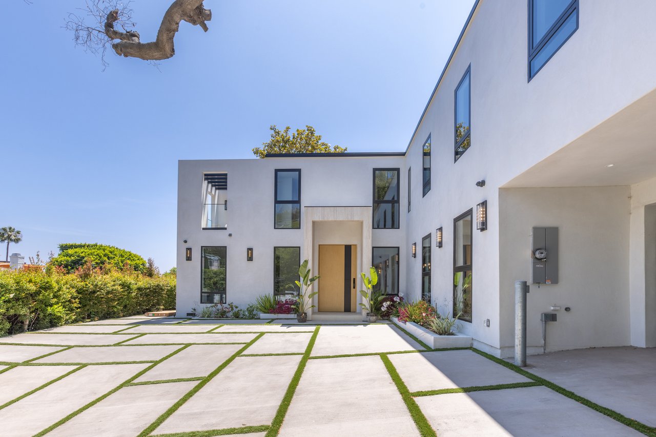 Luxury Gated Villa w/ Pool, Spa & Designer Interiors