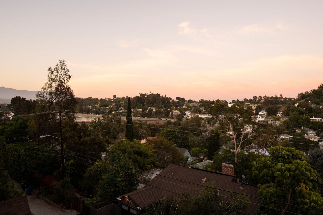 Vacant Trophy Silverlake Triplex With Reservoir Views