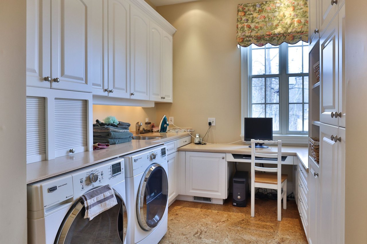872 Whittier Cres